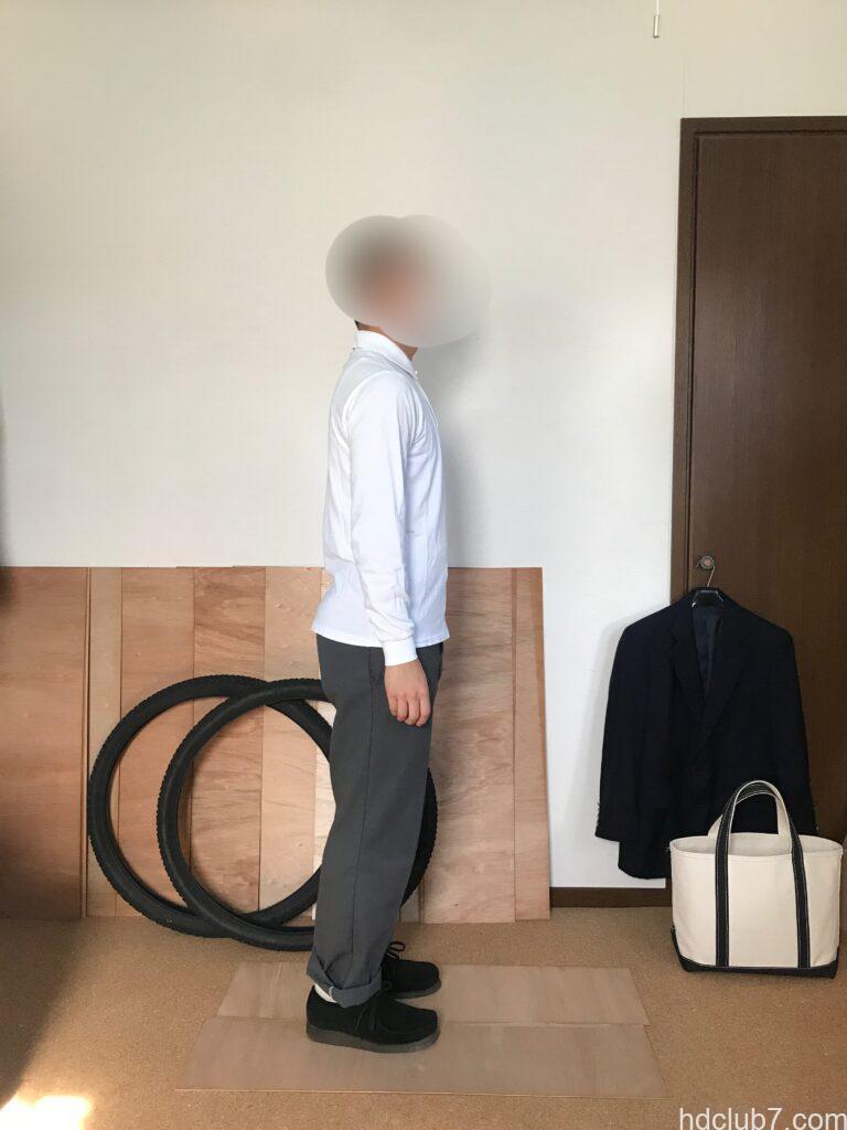 ラコステの長袖ポロシャツL1312とディッキーズの874とクラークスのワラビーを着た人