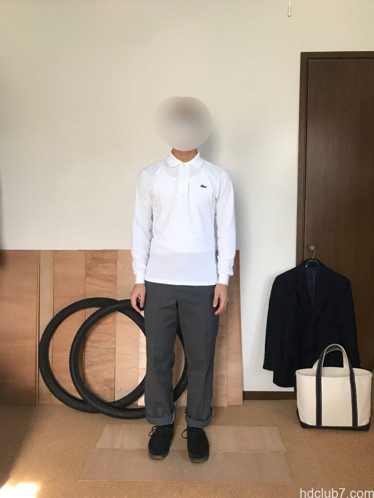 ラコステの長袖ポロシャツL1312とディッキーズの874とクラークスのワラビーを着た人