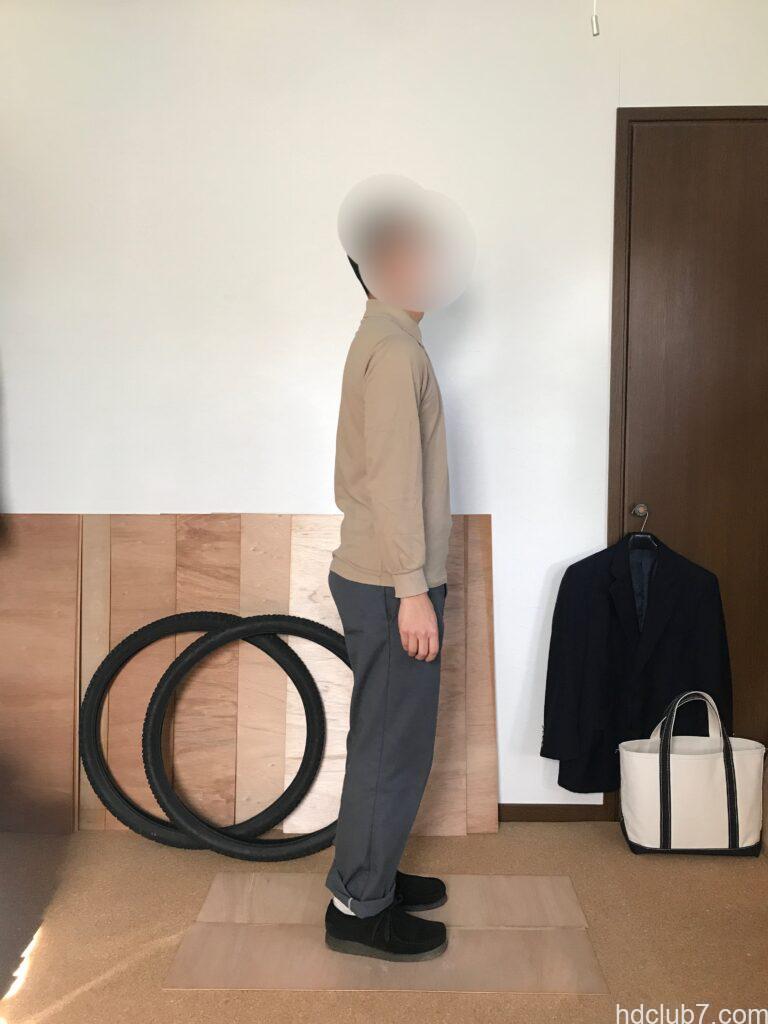 ラコステの長袖ポロシャツL1312とディッキーズの874とクラークスのワラビーを着た人