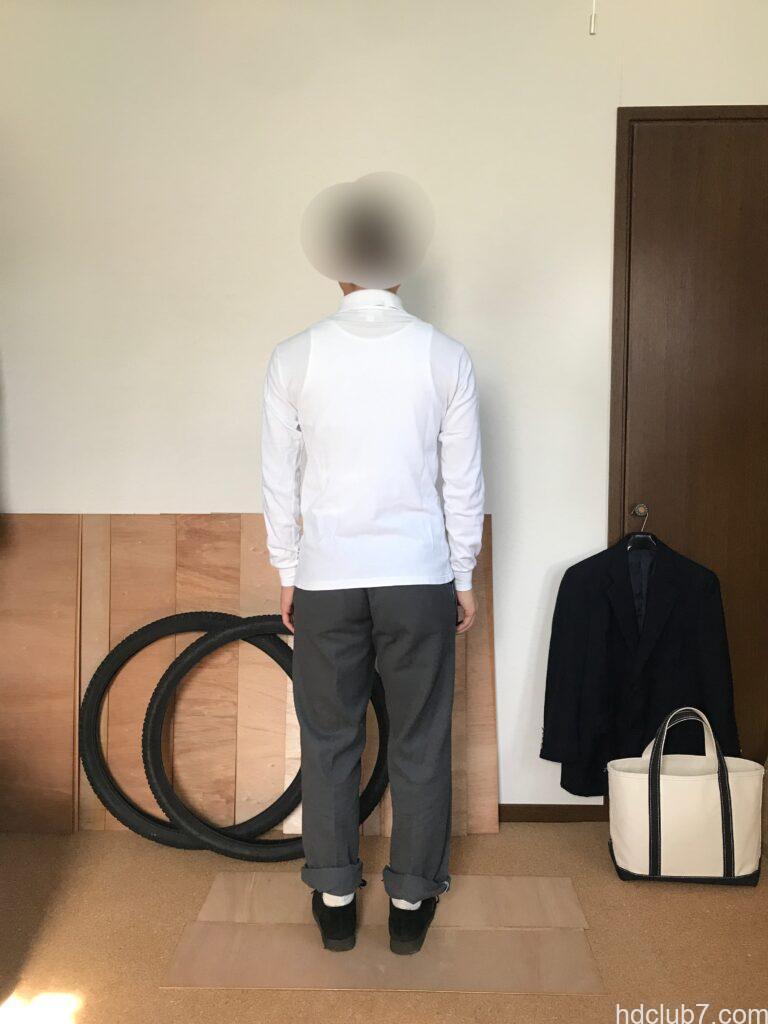 ラコステの長袖ポロシャツL1312とディッキーズの874とクラークスのワラビーを着た人