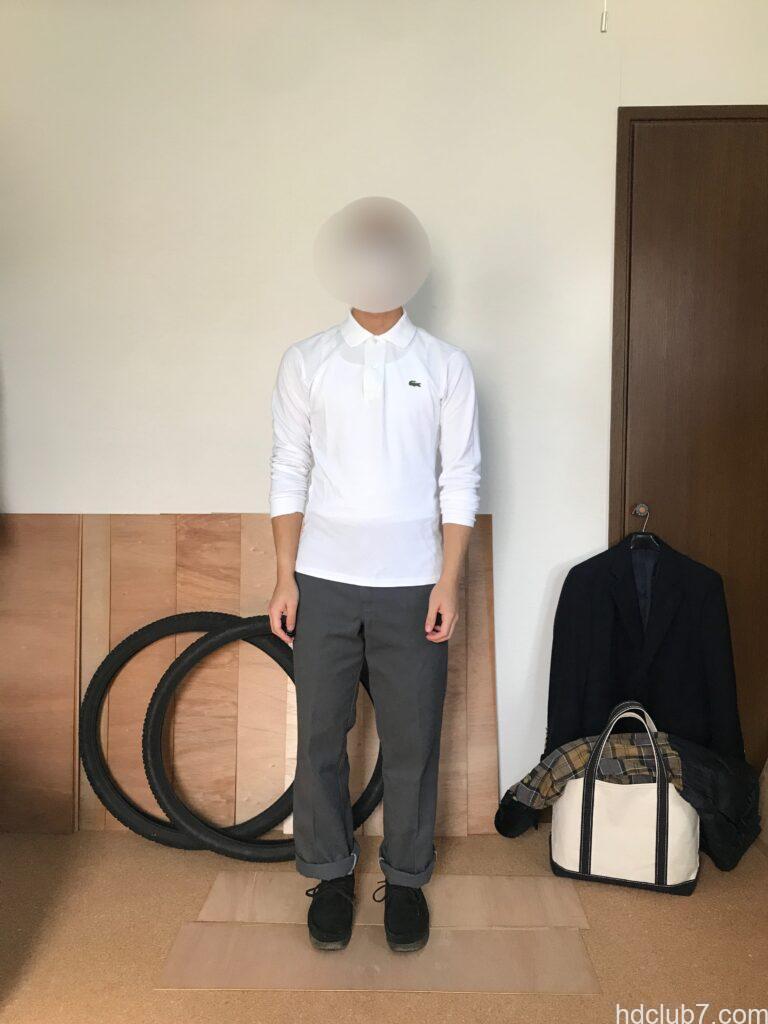 ラコステの長袖ポロシャツL1312とディッキーズの874とクラークスのワラビーを着た人