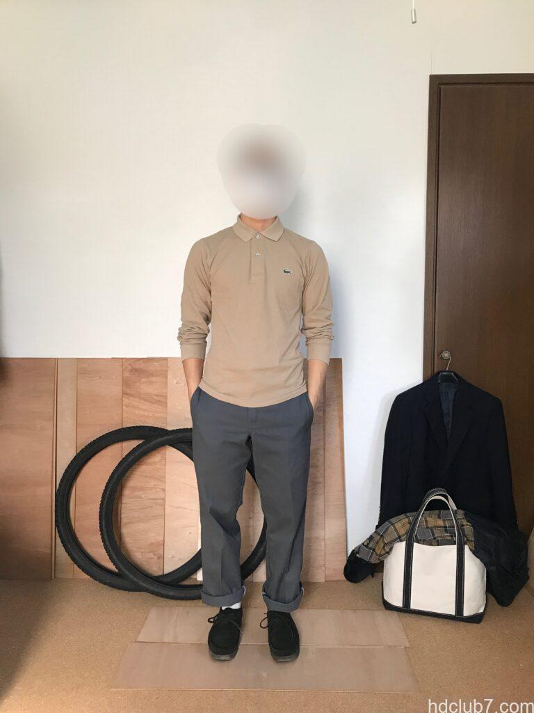 ラコステの長袖ポロシャツL1312とディッキーズの874とクラークスのワラビーを着た人