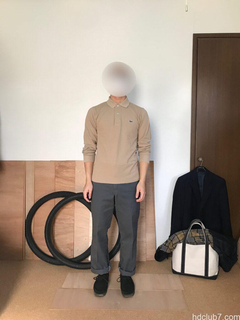 ラコステの長袖ポロシャツL1312とディッキーズの874とクラークスのワラビーを着た人