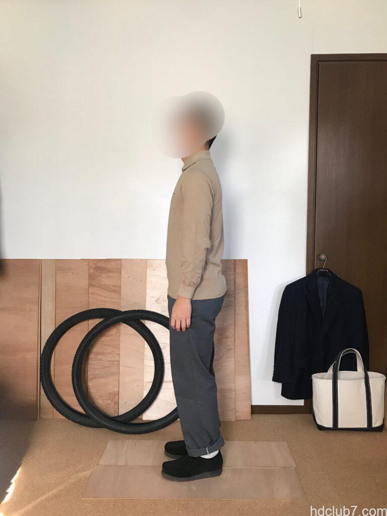 ラコステの長袖ポロシャツL1312とディッキーズの874とクラークスのワラビーを着た人