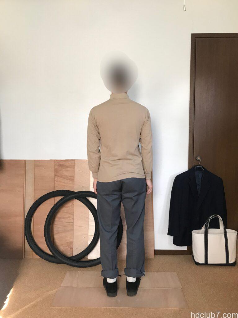 ラコステの長袖ポロシャツL1312とディッキーズの874とクラークスのワラビーを着た人