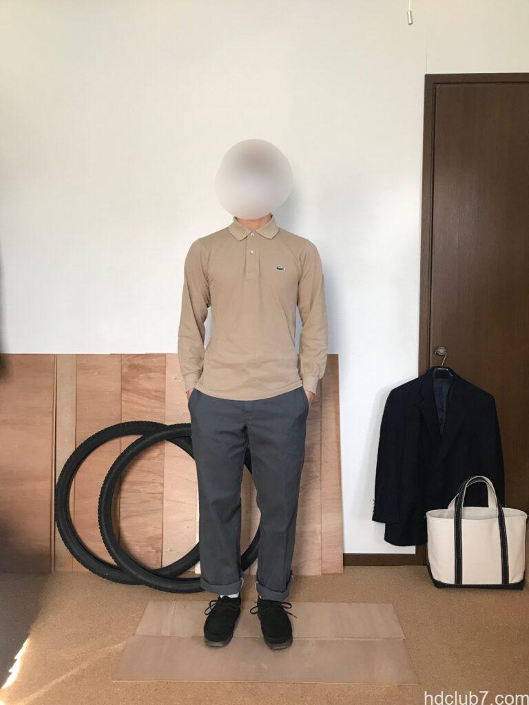 ラコステの長袖ポロシャツL1312とディッキーズの874とクラークスのワラビーを着た人