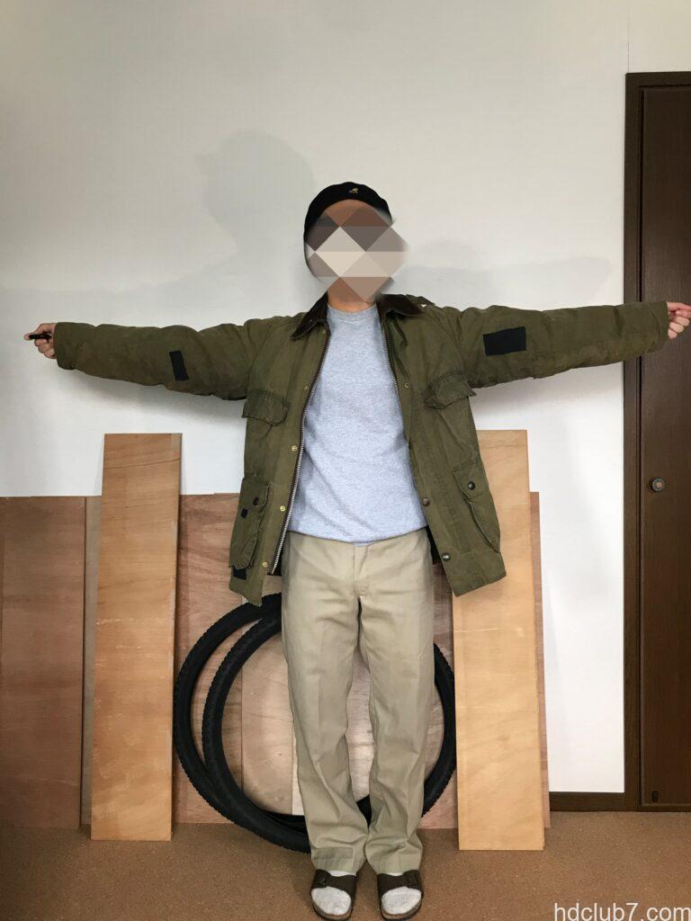 チャンピオンのスウェット、エコフリースを着用して両手を広げた人