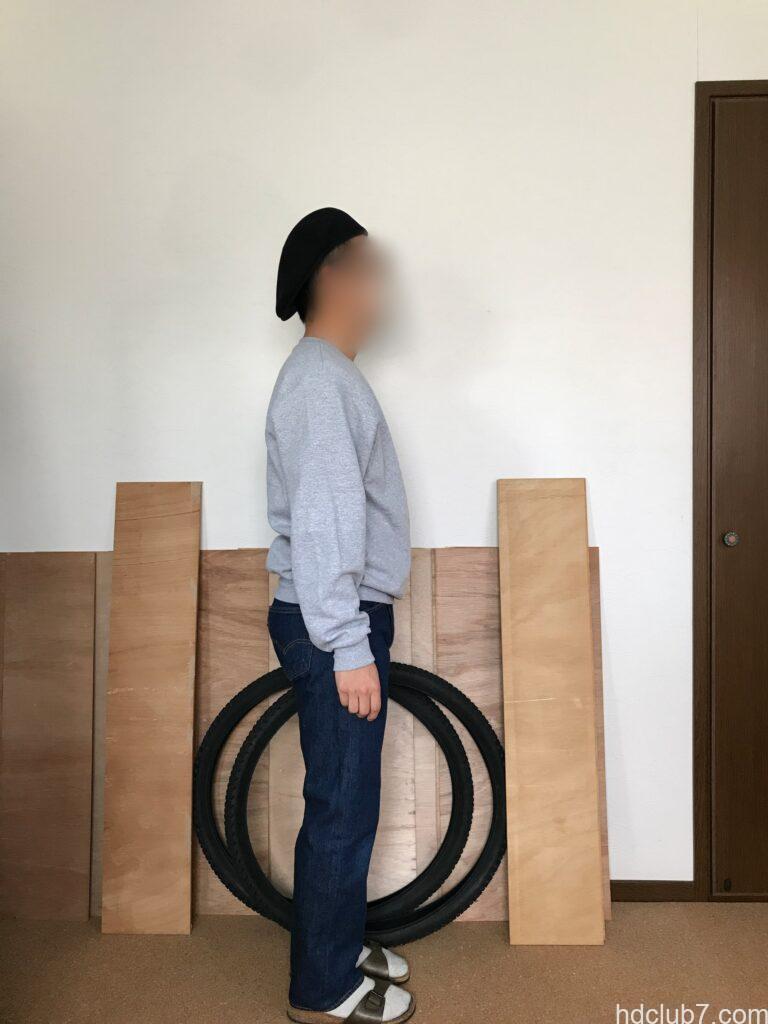 チャンピオンのスウェット、エコフリースとリーバイス501を着用した人