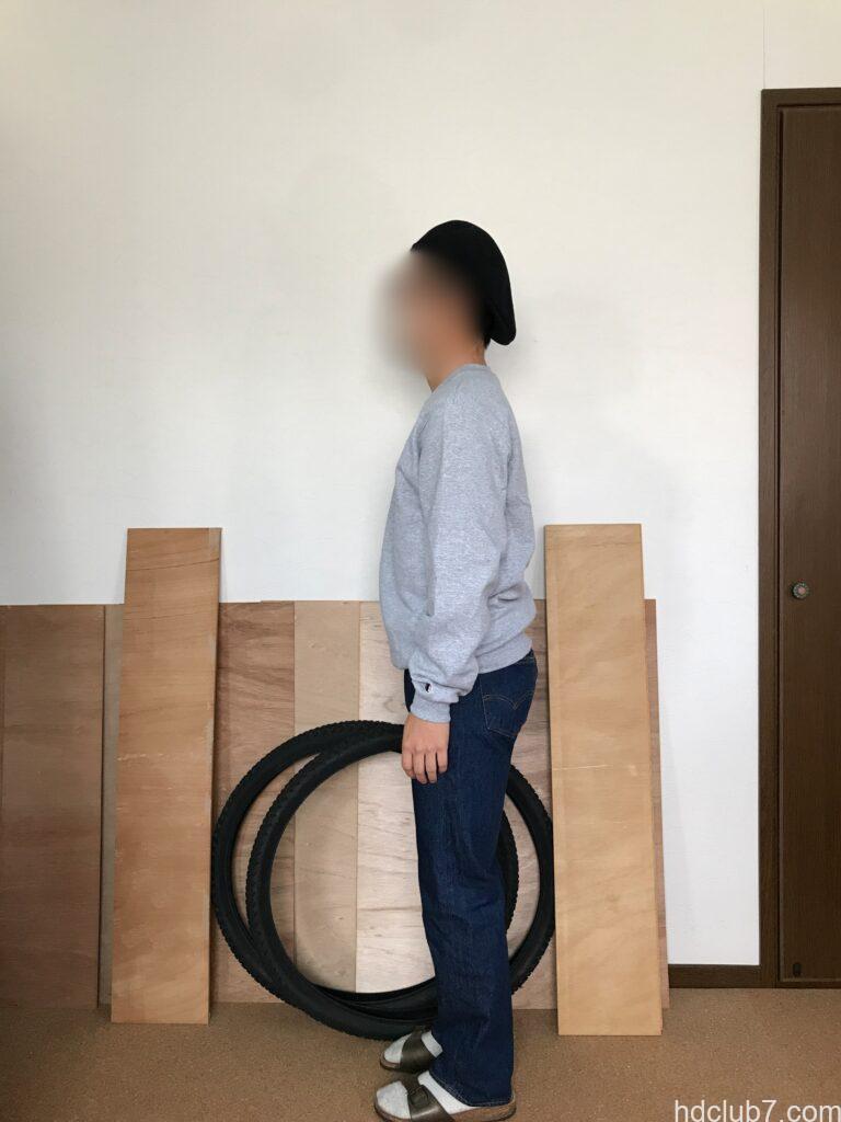 チャンピオンのスウェット、エコフリースとリーバイス501を着用した人