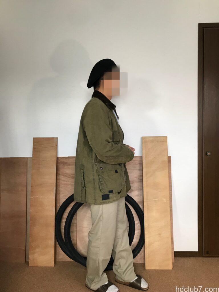 チャンピオンのスウェット、エコフリースとディッキーズ874を着用した人