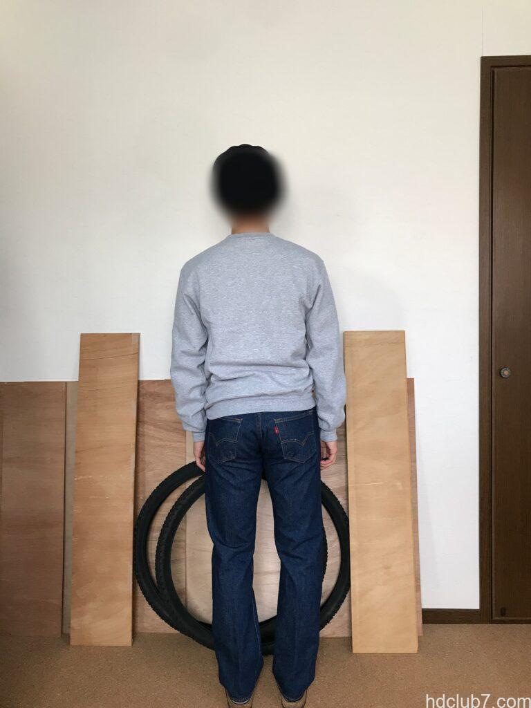 チャンピオンのスウェット、エコフリースとリーバイス501を着用した人