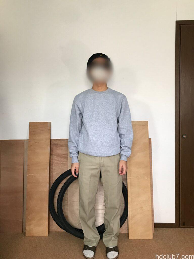 チャンピオンのスウェット、エコフリースとディッキーズ874を着用した人