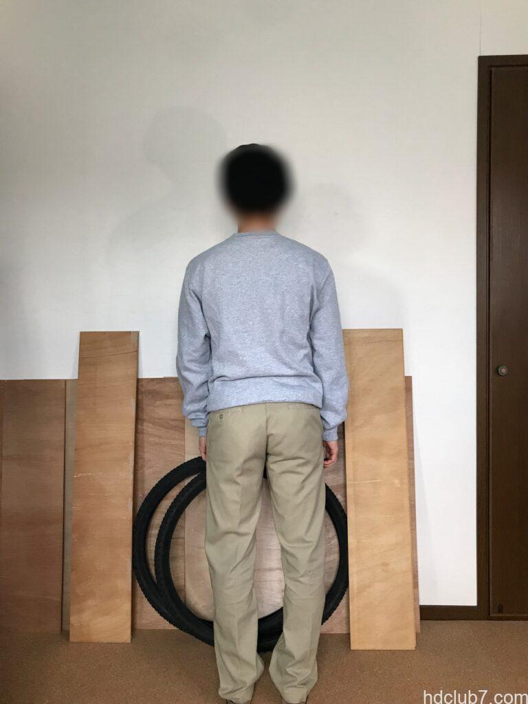 チャンピオンのスウェット、エコフリースとディッキーズ874を着用した人