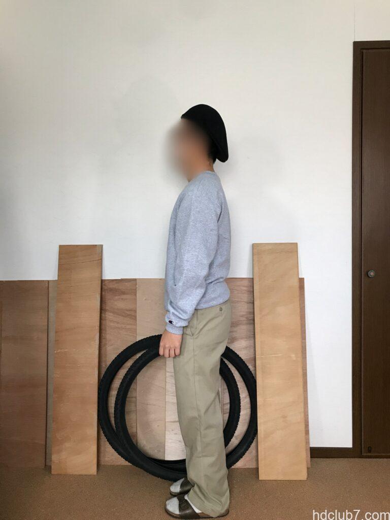 チャンピオンのスウェット、エコフリースとディッキーズ874を着用した人