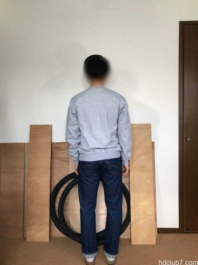 チャンピオンのスウェット、エコフリースとリーバイス501を着用した人