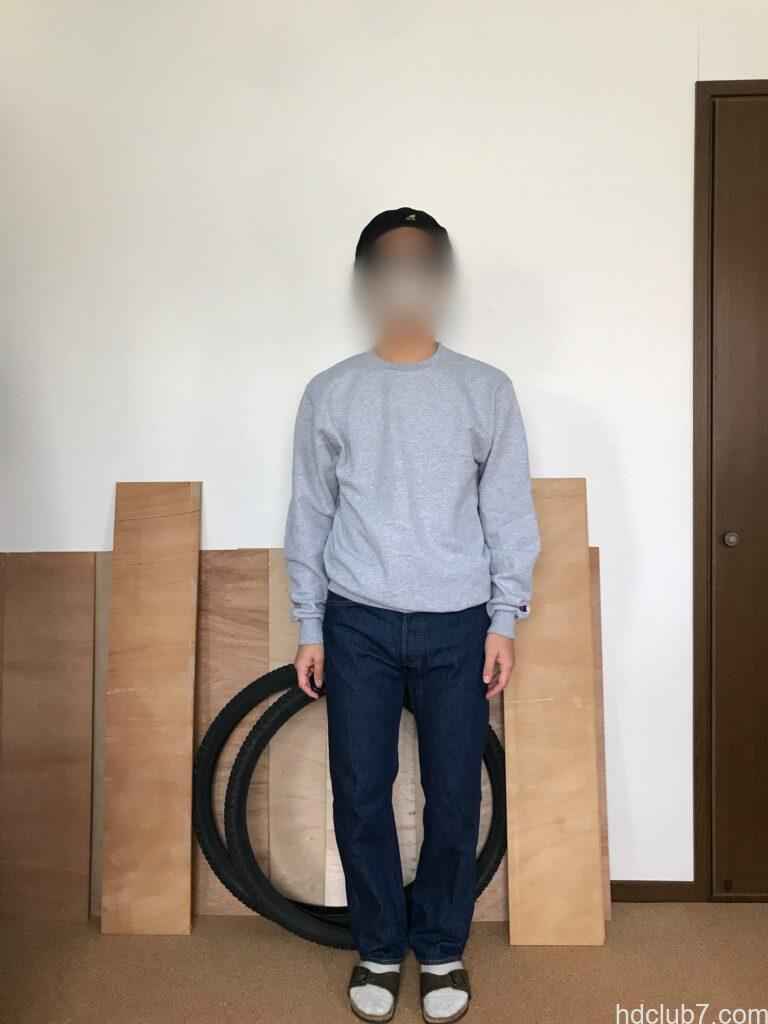 チャンピオンのスウェット、エコフリースとリーバイス501を着用した人