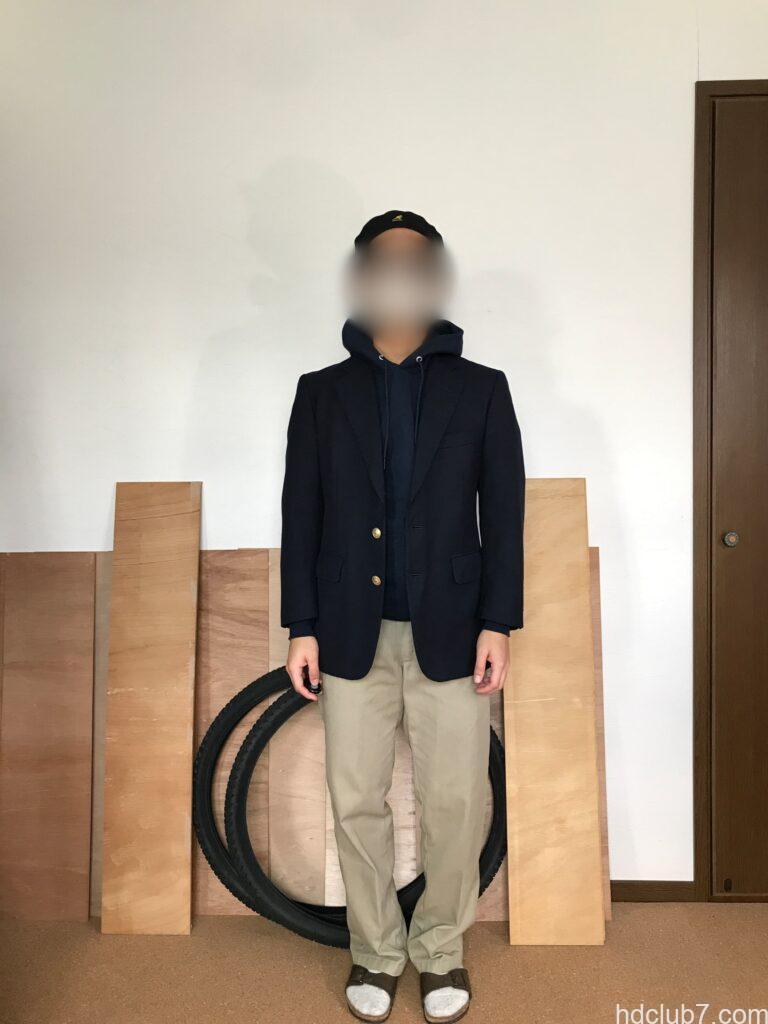 チャンピオンのスウェット、エコフリースパーカーとディッキーズ874を着用した人