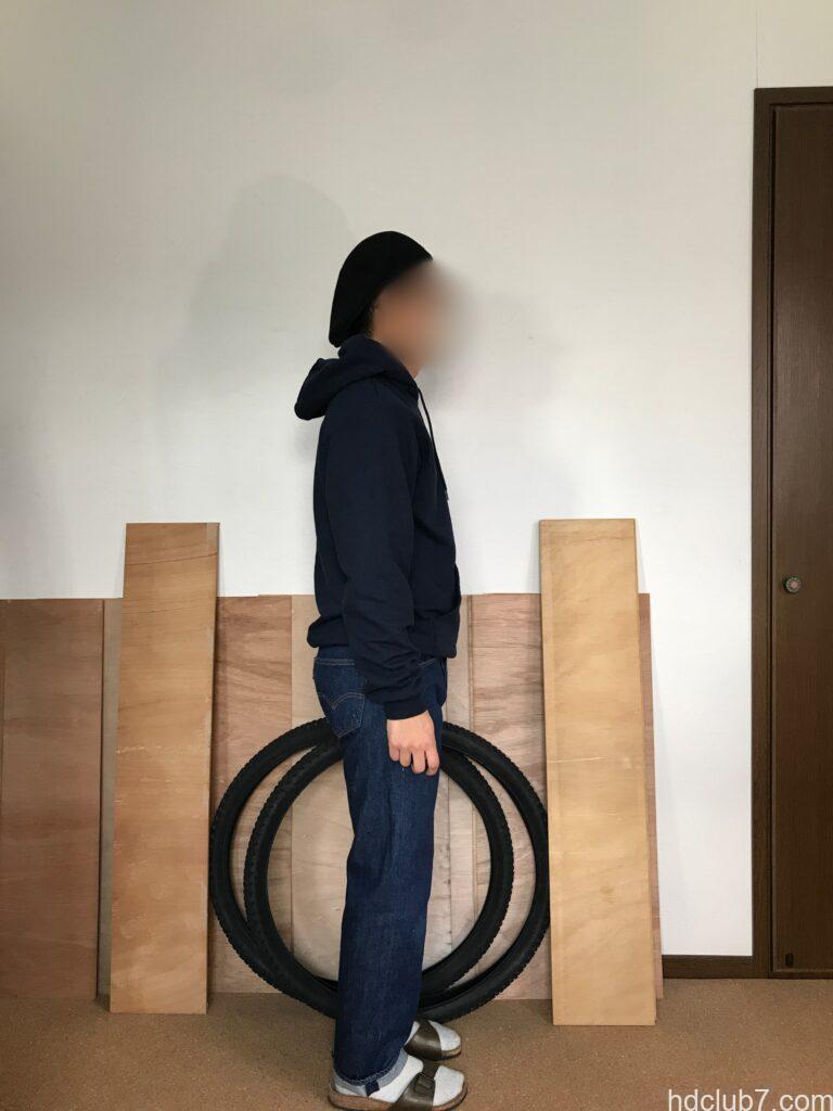 チャンピオンのスウェット、エコフリースパーカーとリーバイス501を着用した人