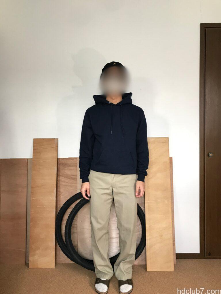 チャンピオンのスウェット、エコフリースパーカーとディッキーズ874を着用した人