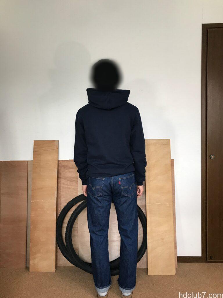 チャンピオンのスウェット、エコフリースパーカーとリーバイス501を着用した人