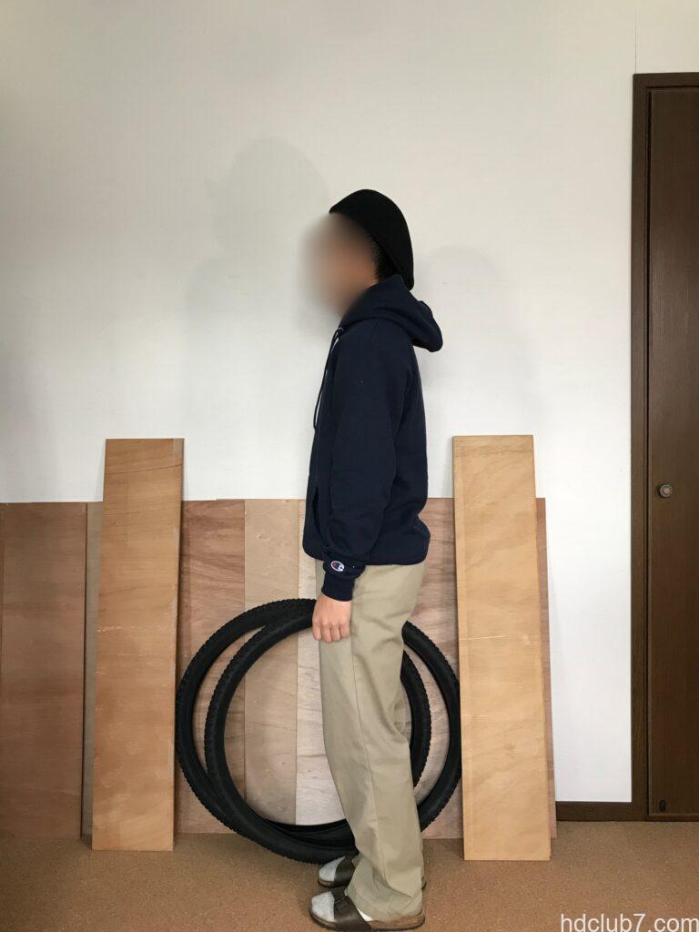 チャンピオンのスウェット、エコフリースパーカーとディッキーズ874を着用した人