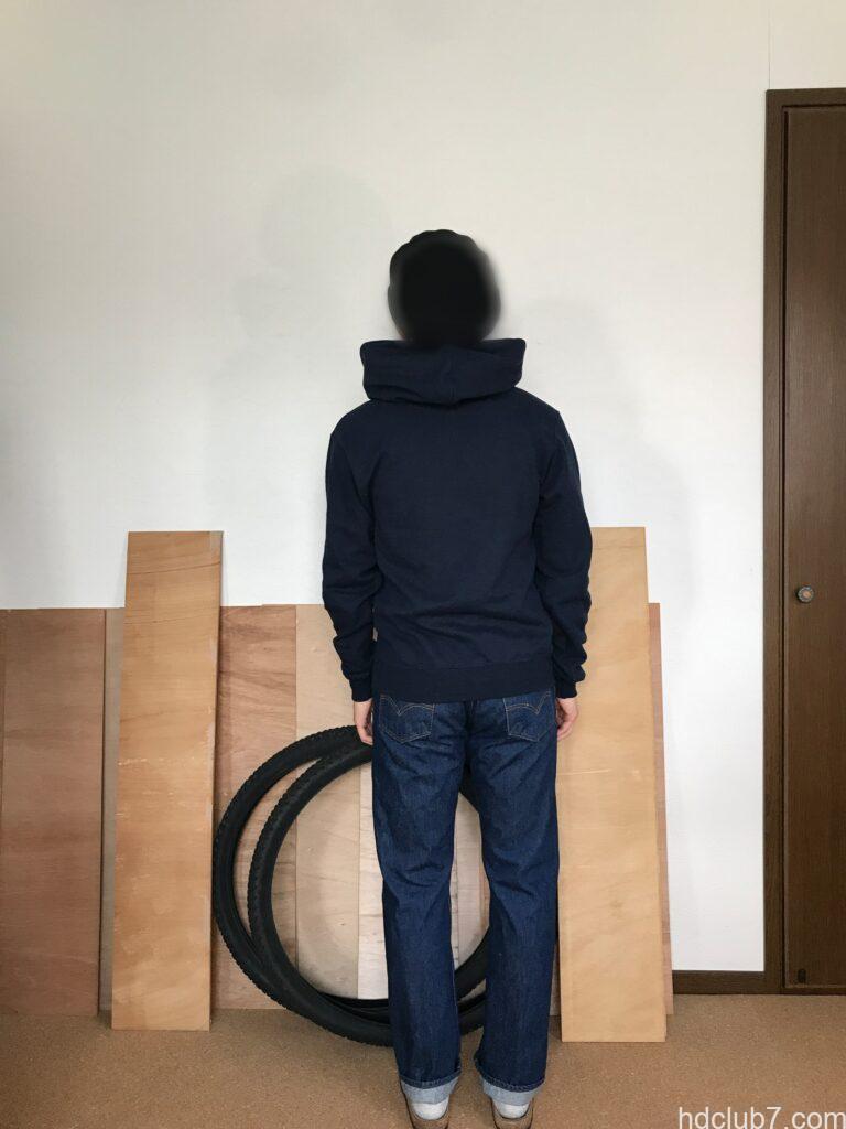 チャンピオンのスウェット、エコフリースパーカーとリーバイス501を着用した人