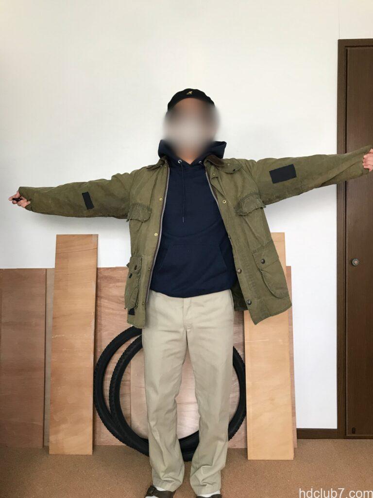 チャンピオンのスウェット、エコフリースパーカーとディッキーズ874を着用した人