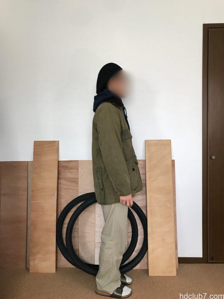 チャンピオンのスウェット、エコフリースパーカーとディッキーズ874を着用した人