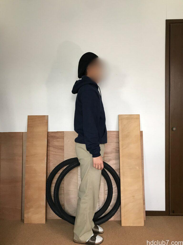 チャンピオンのスウェット、エコフリースパーカーとディッキーズ874を着用した人