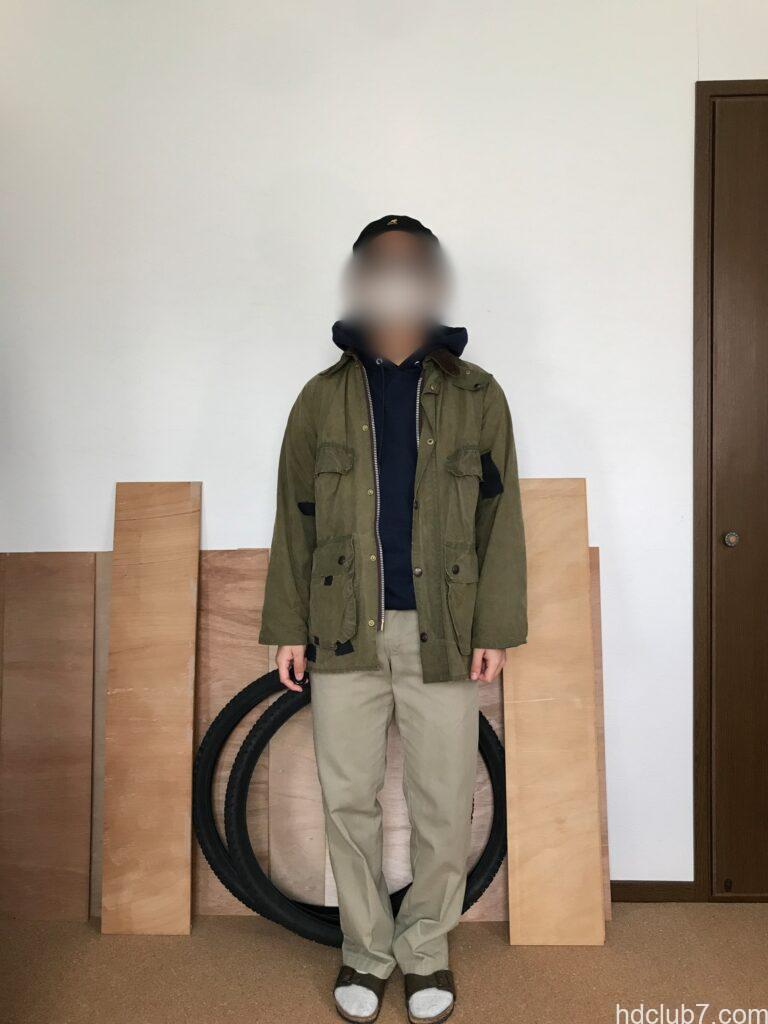 チャンピオンのスウェット、エコフリースパーカーとディッキーズ874を着用した人