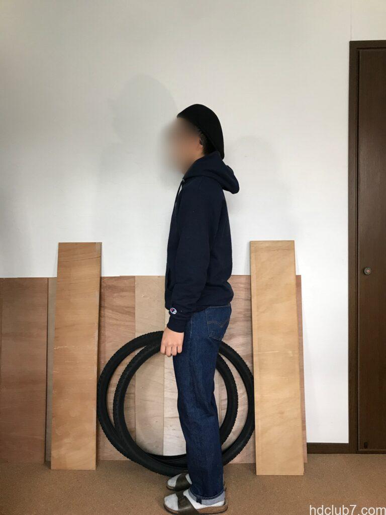 チャンピオンのスウェット、エコフリースパーカーとリーバイス501を着用した人