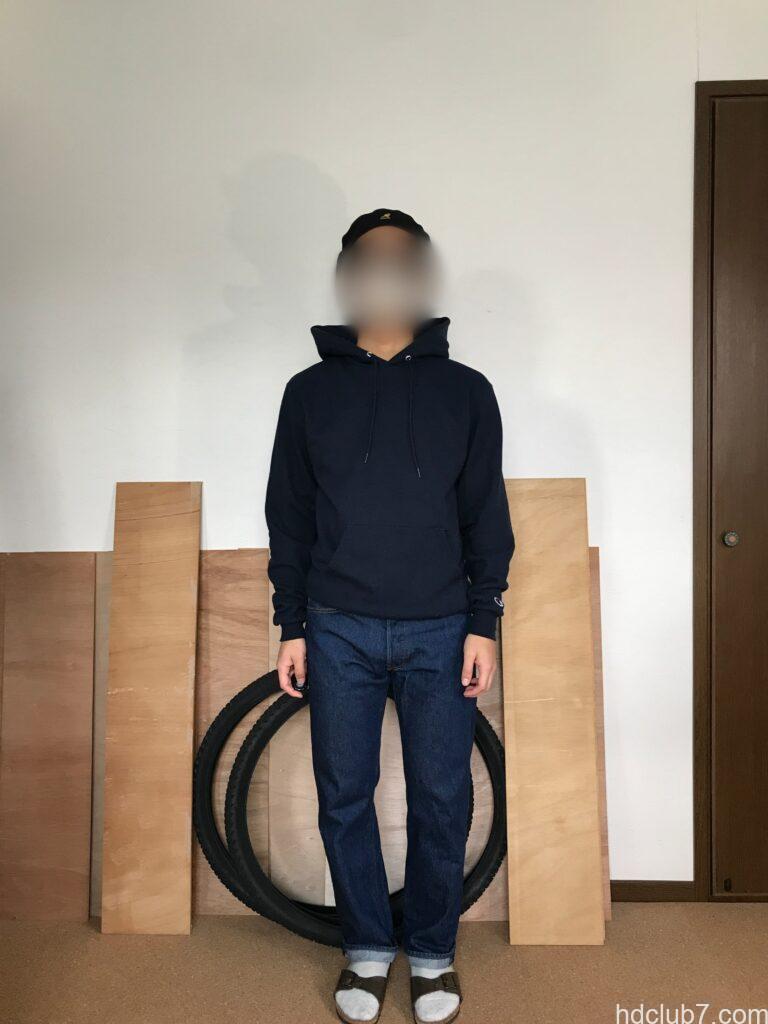 チャンピオンのスウェット、エコフリースパーカーとリーバイス501を着用した人