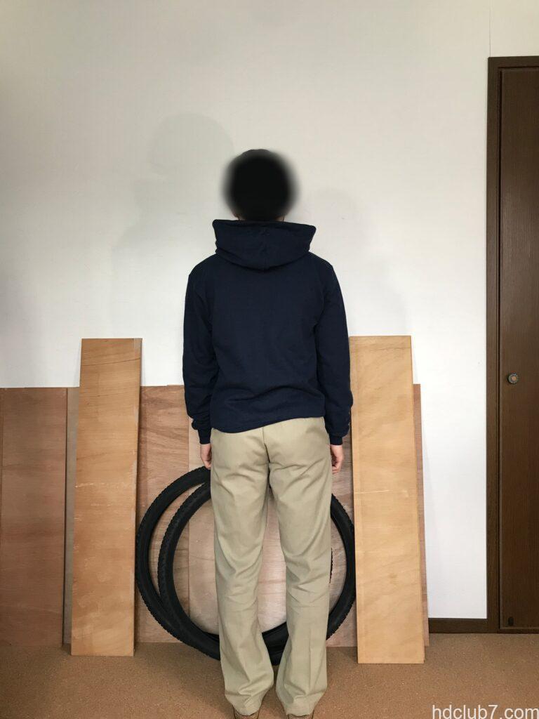 チャンピオンのスウェット、エコフリースパーカーとディッキーズ874を着用した人