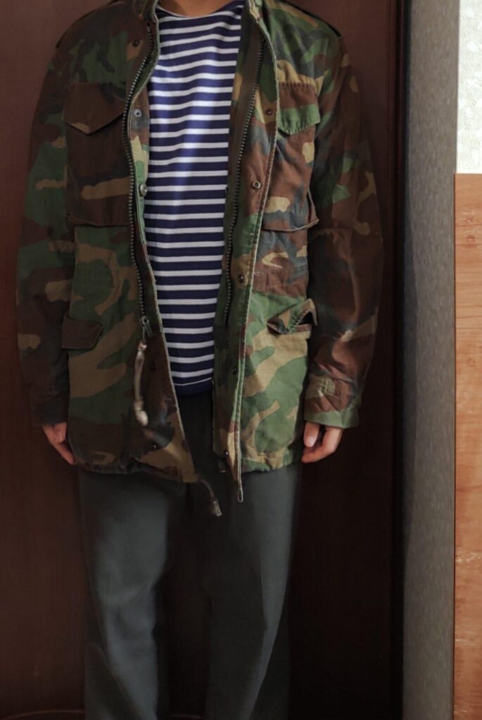 M65フィールドジャケットを着た人