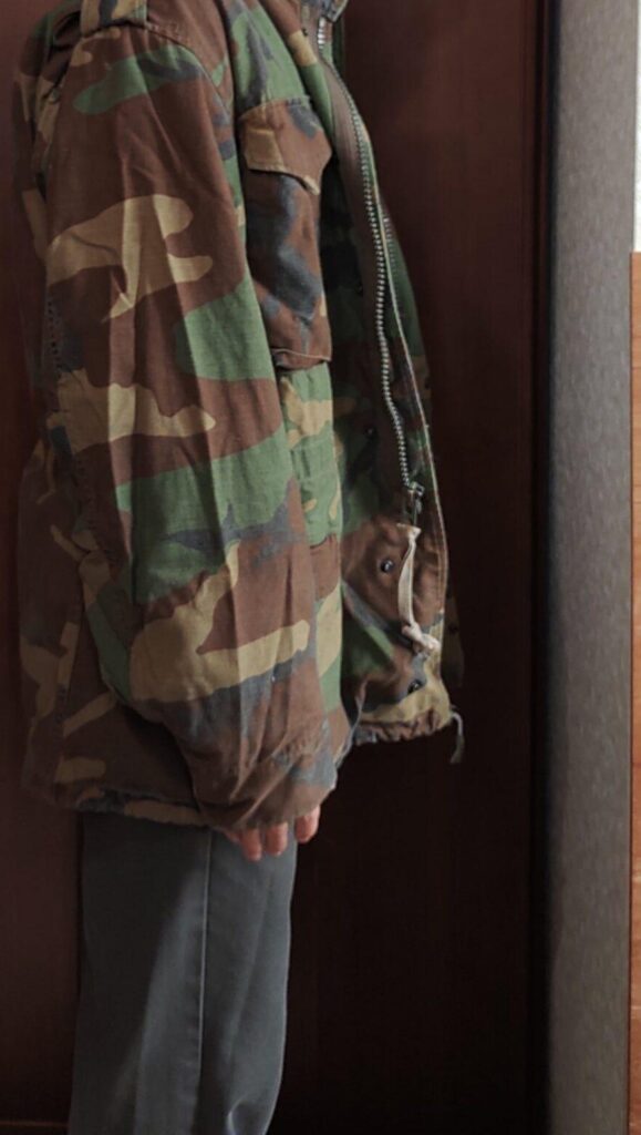 M65フィールドジャケットを着た人