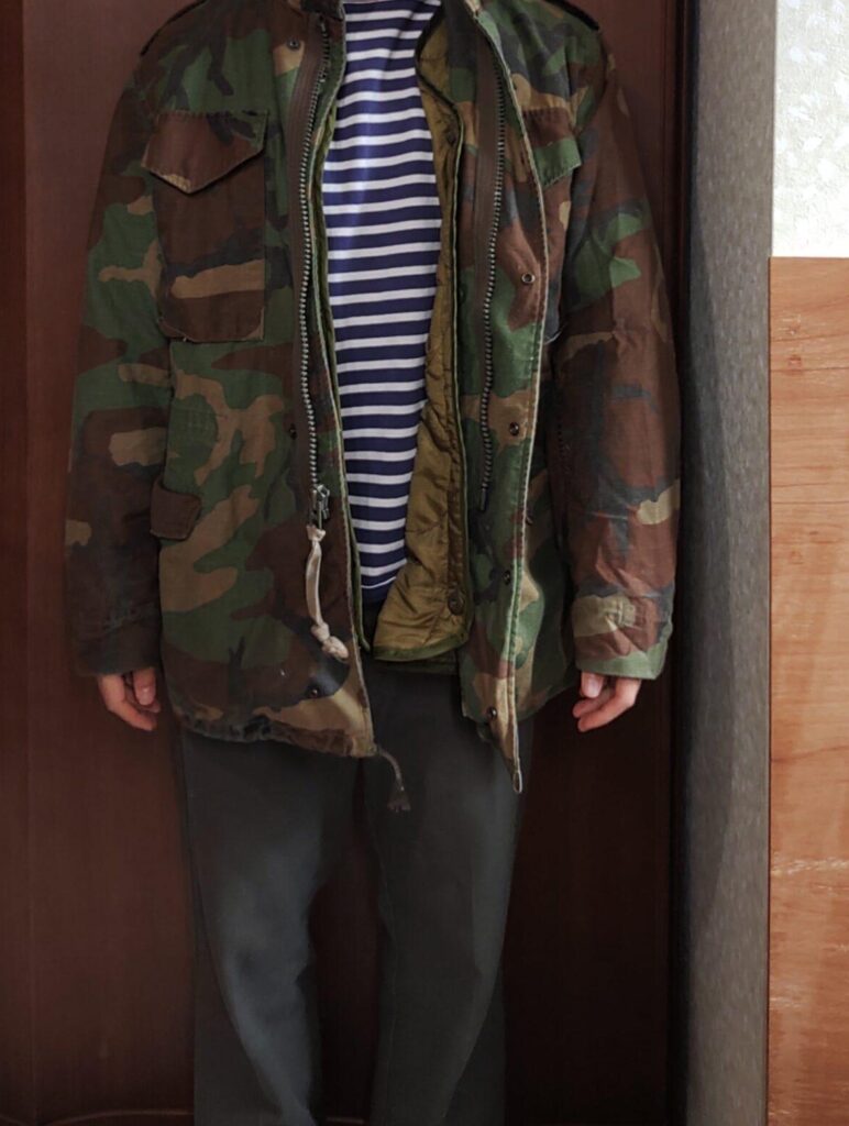 M65フィールドジャケットとライナーを着た人
