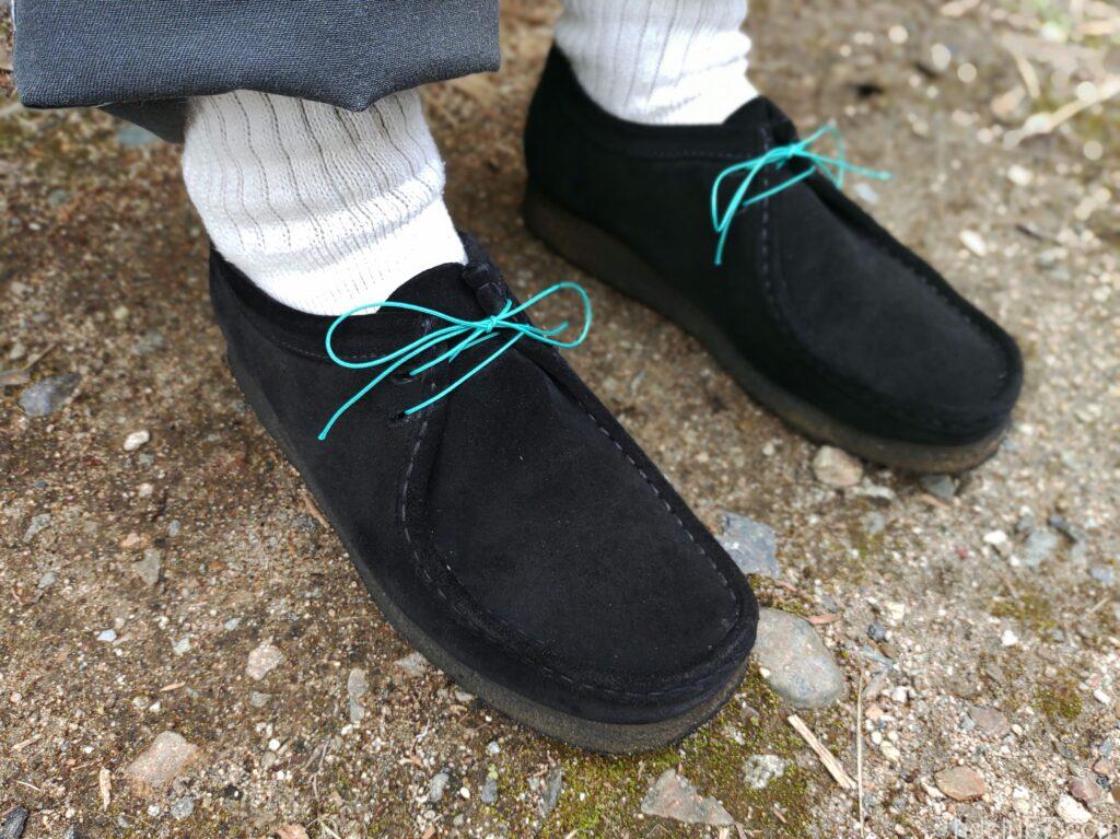 靴紐をatwoodのマイクロコードに交換したクラークスの黒ワラビー