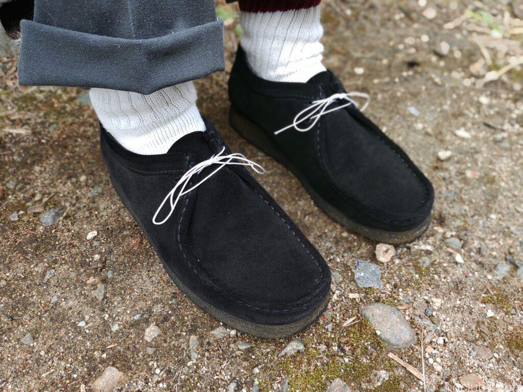 靴紐をatwoodのマイクロコードに交換したクラークスの黒ワラビー