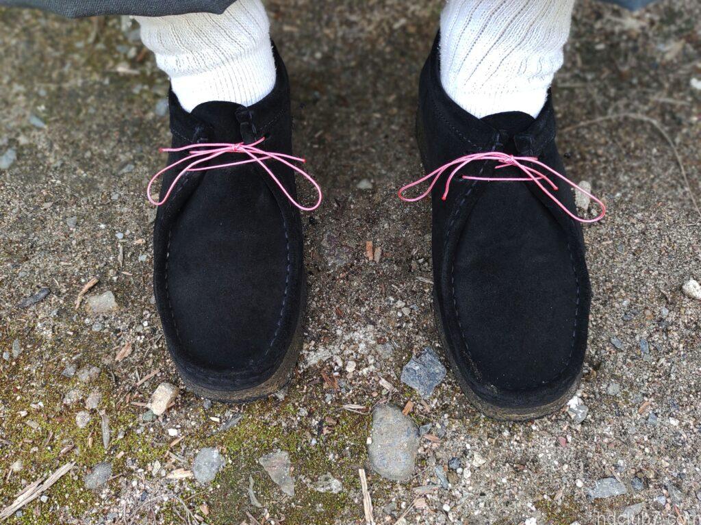 靴紐をatwoodのマイクロコードに交換したクラークスの黒ワラビー