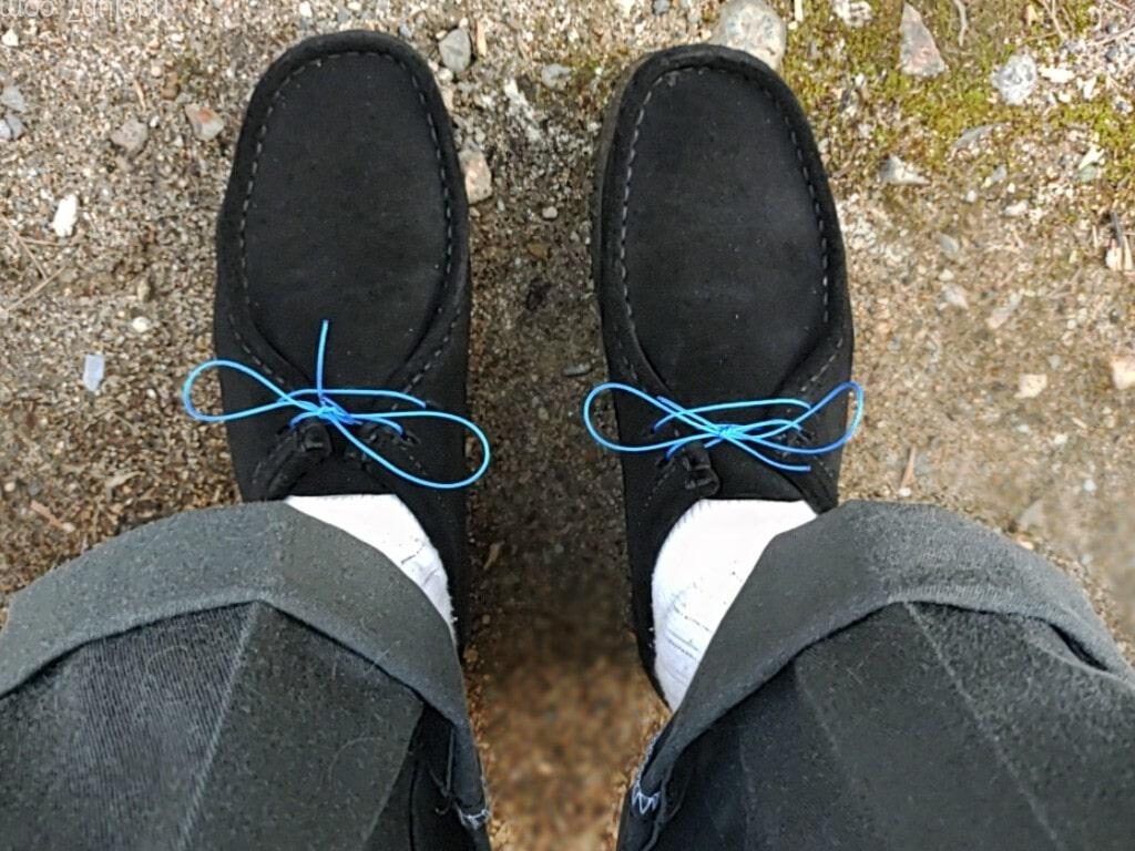 靴紐をatwoodのマイクロコードに交換したクラークスの黒ワラビー