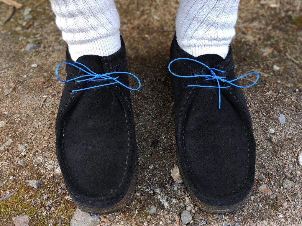 靴紐をatwoodのマイクロコードに交換したクラークスの黒ワラビー