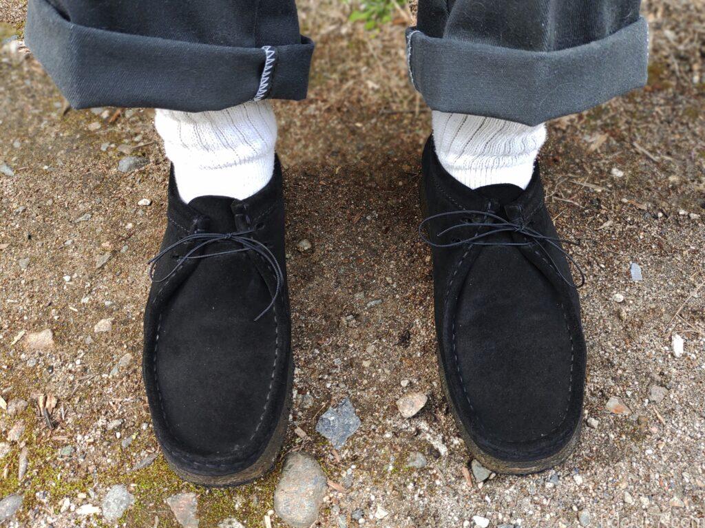 靴紐をatwoodのマイクロコードに交換したクラークスの黒ワラビー